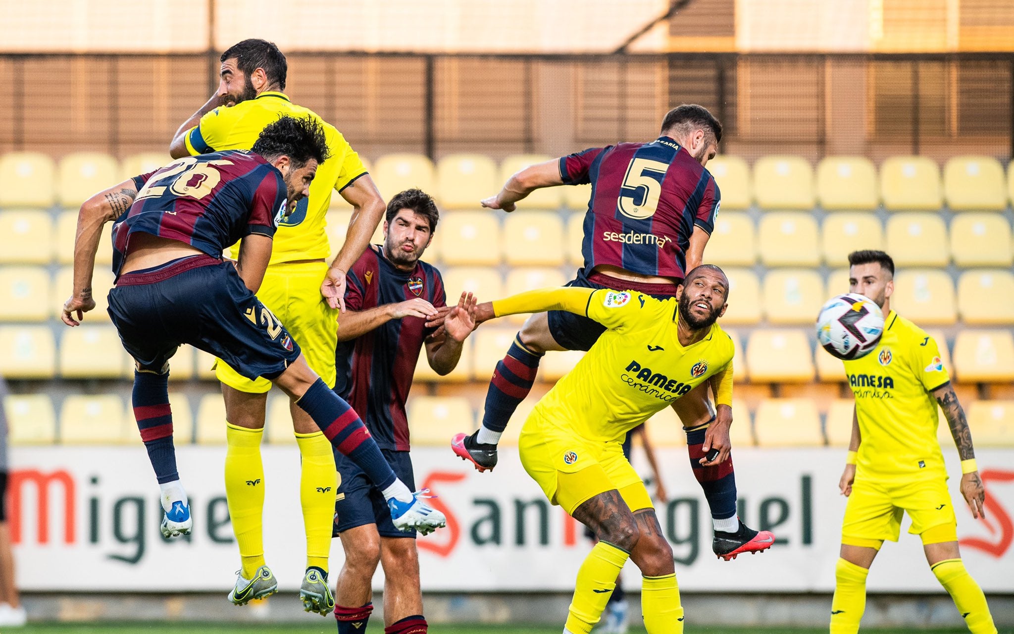 Vicente Iborra, rematando un balón durante un encuentro de pretemporada ante el Villarreal. 