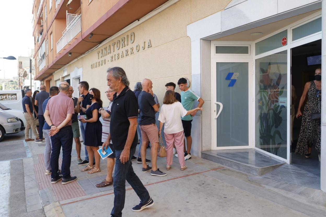 p Afectado. Ricardo Arias, visiblemente emocionado, sale del tanatorio después de visitar la capilla ardiente de Roberto Gil. i. a.
