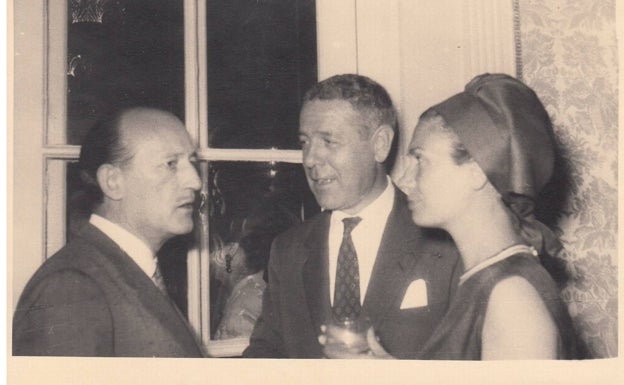 María Jesús, junto a su esposo y Antonio Mingote. 