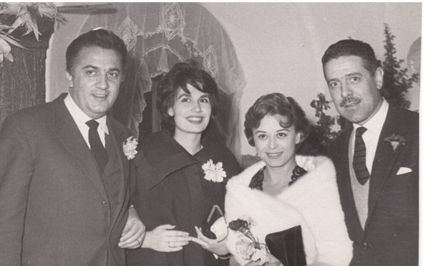 María Jesús, segunda por la izquierda, junto a Fellini, Giulietta Massina y Berlanga.