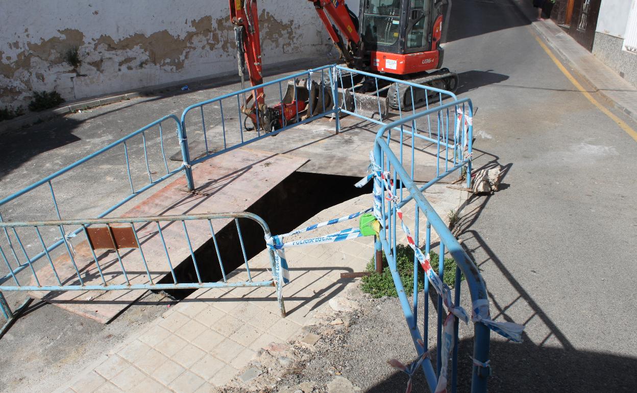 El socavón en la conocida cuesta del lavadero de Chiva. 