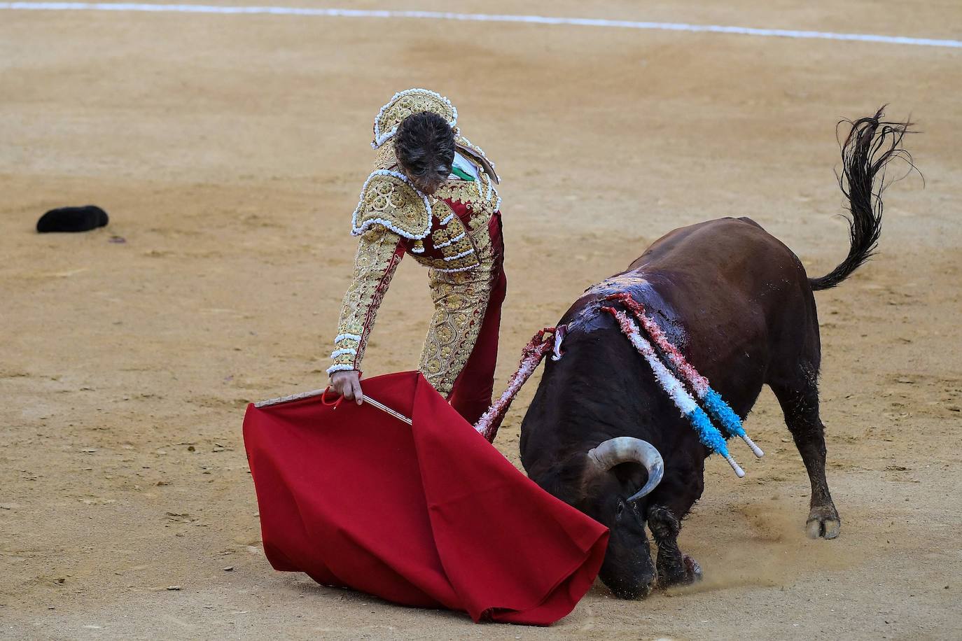 El diestro de Galapagar ha sufrido una cogida en el tercer toro.