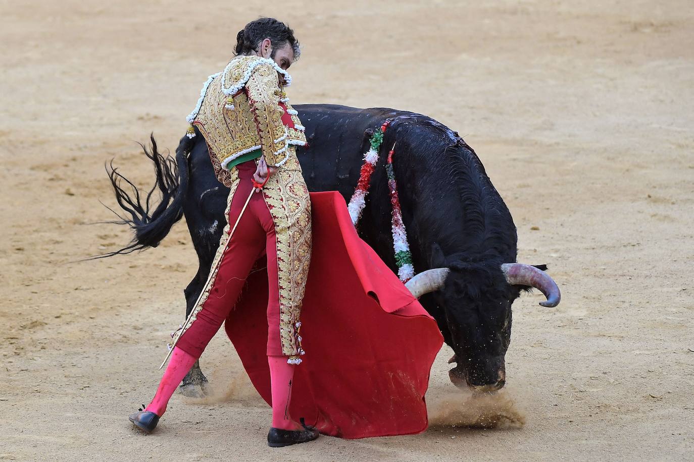 El diestro de Galapagar ha sufrido una cogida en el tercer toro.