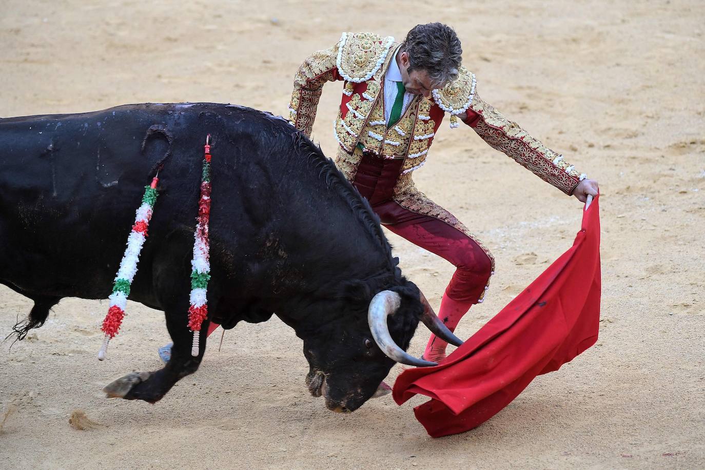 El diestro de Galapagar ha sufrido una cogida en el tercer toro.