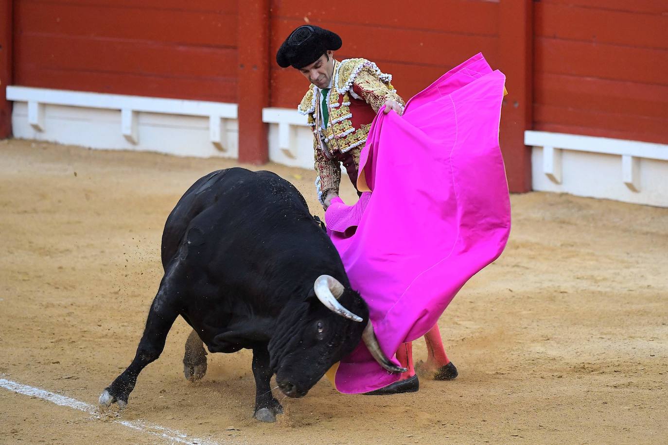 El diestro de Galapagar ha sufrido una cogida en el tercer toro.