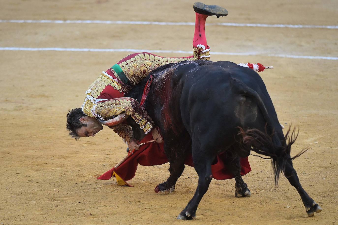 El diestro de Galapagar ha sufrido una cogida en el tercer toro.