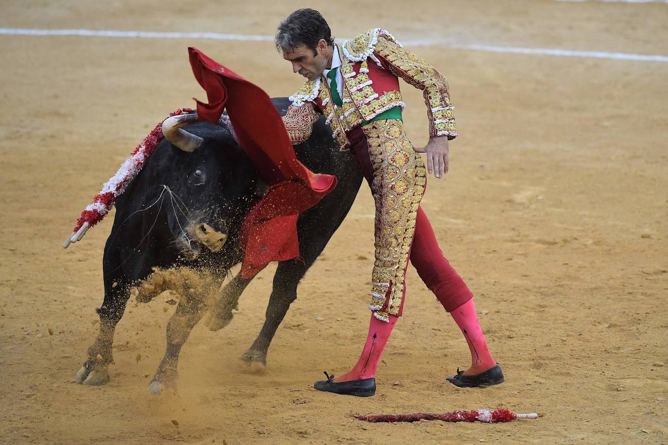 El diestro de Galapagar ha sufrido una cogida en el tercer toro.