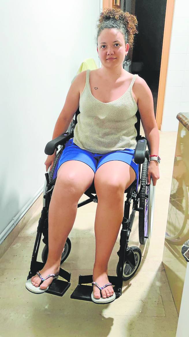 Sarai Cebrián no puede levantarse de la silla de ruedas por su neuropatía periférica.