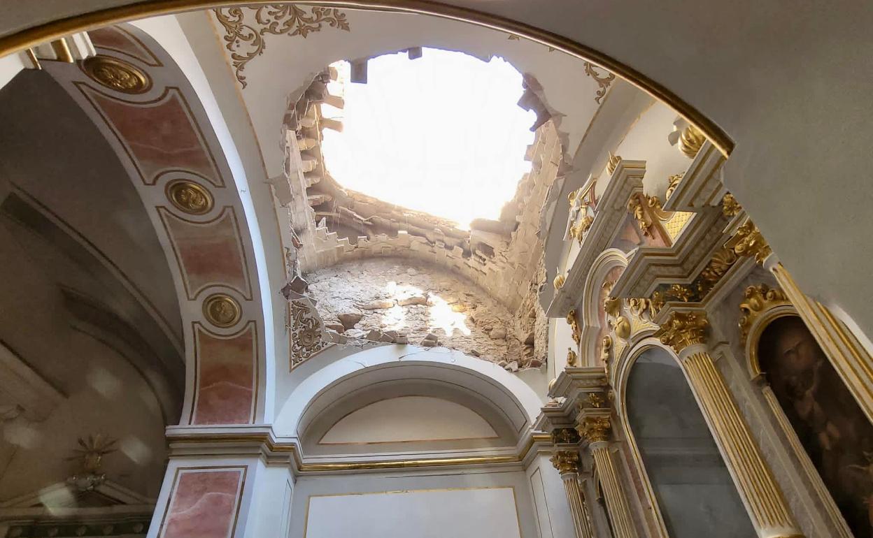 El derrumbe de la bóveda de la iglesia de Sollana causa daños en la pila bautismal | Las Provincias El derrumbe de la bóveda de la iglesia de Sollana causa daños en la pila bautismal | Las Provincias