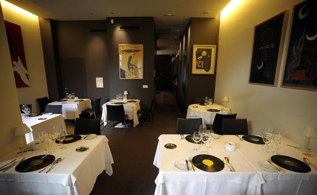 Imagen principal - La sala del restaurante, donde su amor por la música está reflejado en los bajoplatos en forma de discos. Abajo, cucharas con esferificaciones, donde muestra las influencias de Ferran Adrià.