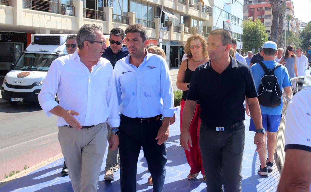 Toni Pérez junto a Carlos Mazón en su visita a Benidorm