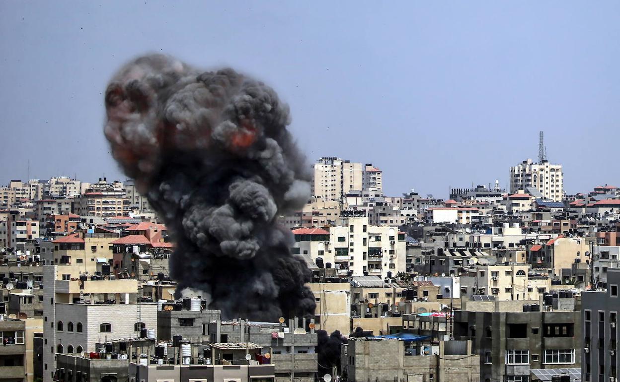 El humo se eleva tras un ataque aéreo israelí en la ciudad de Gaza.