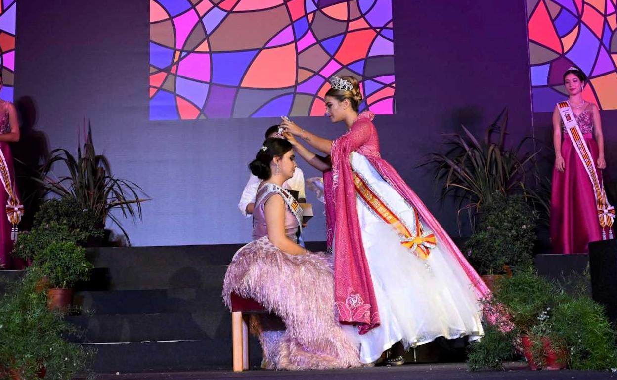 Momento del traspaso de la corona entre las reinas saliente y entrante