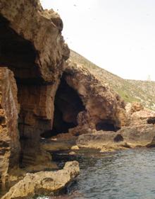 Imagen secundaria 2 - La cueva está ubicada a nivel del mar.