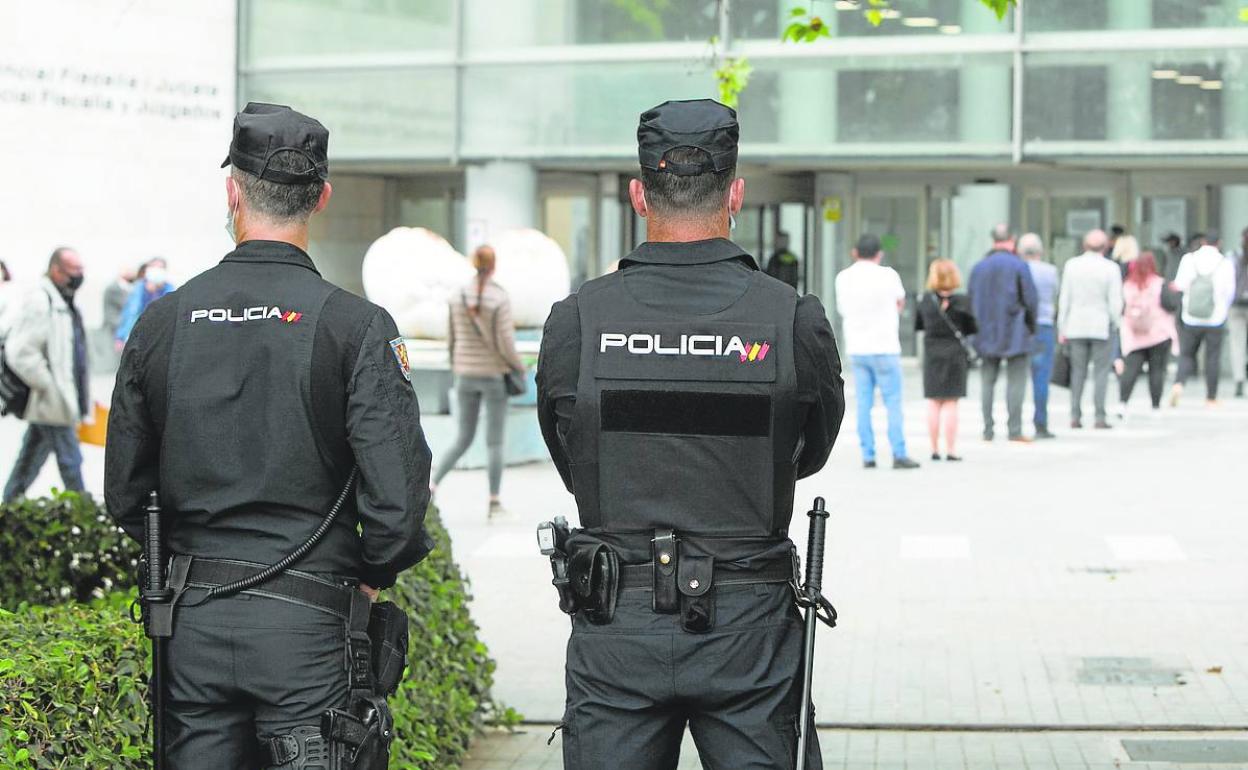 Dos agentes del cuerpo policial frente a la Ciudad de la Justicia de Valencia. 