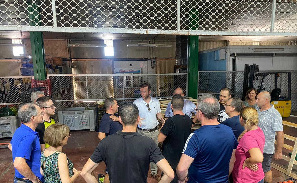 Reunión de representantes del PP con los asentadores del mercado.