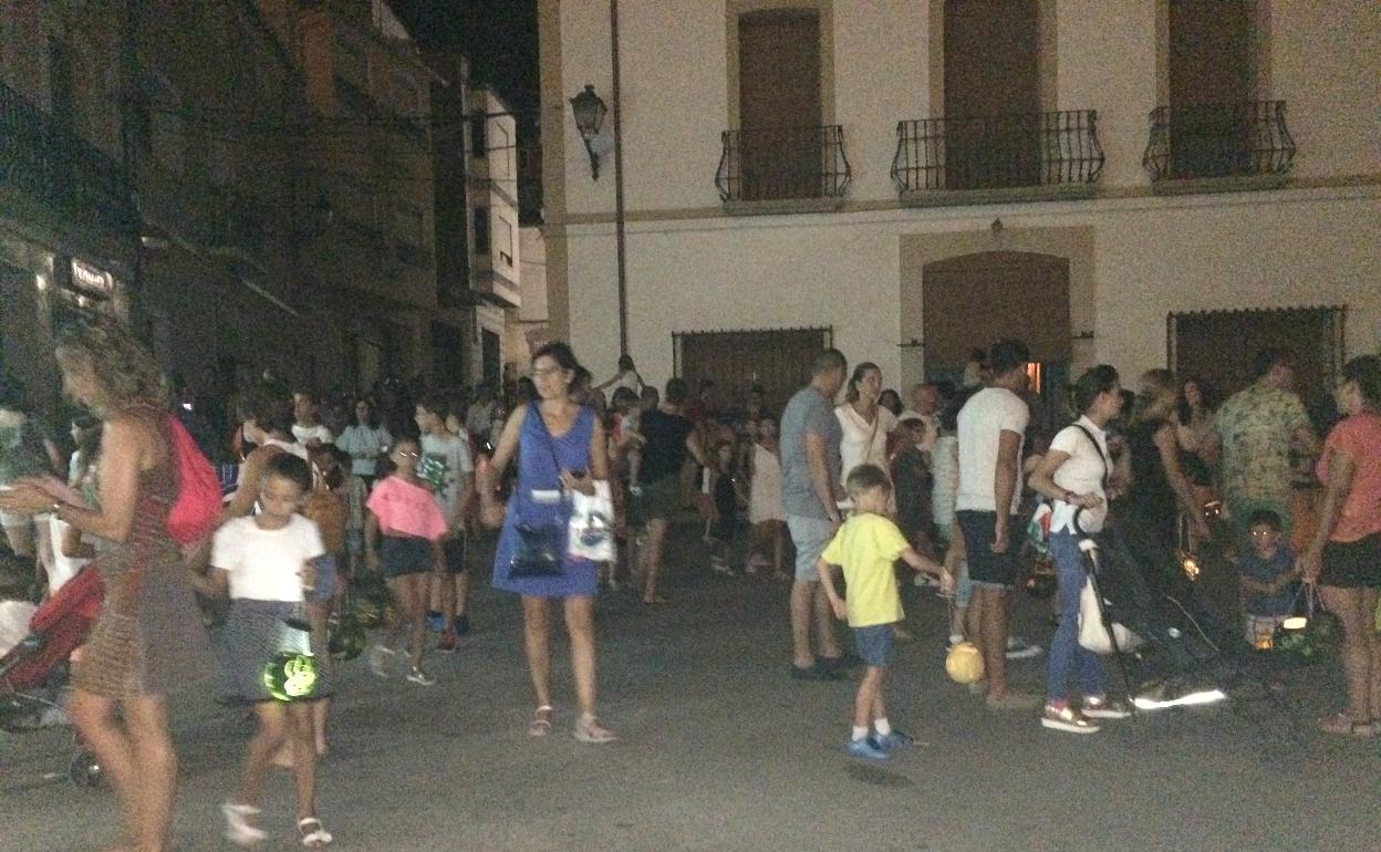 Los niños con sus fanalets en las calles de Llutxent, a oscuras, en la fiesta de otros años. 