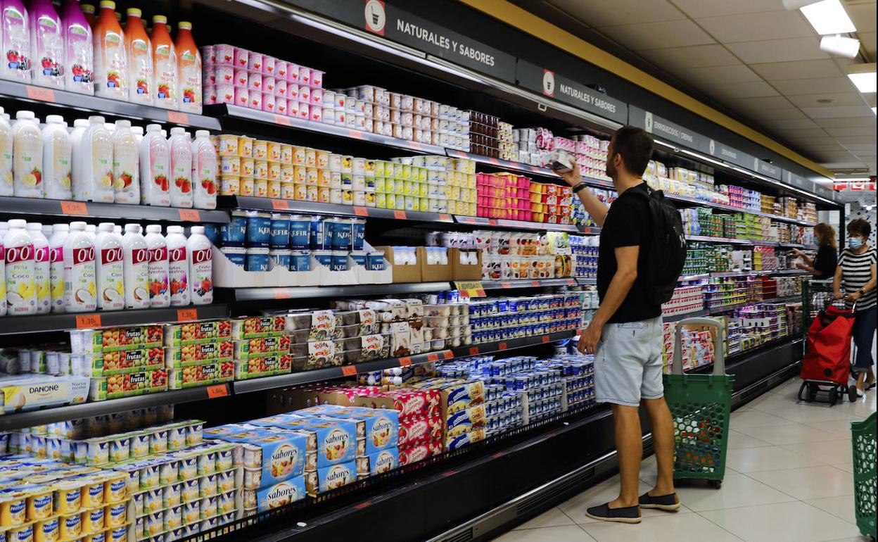 Un joven hace la compra en un supermercado de Madrid. 