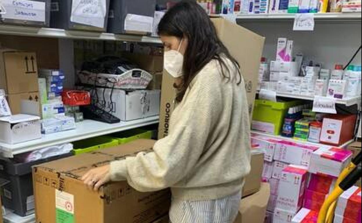 Farmaceutica abriendo cajas de medicamentos 