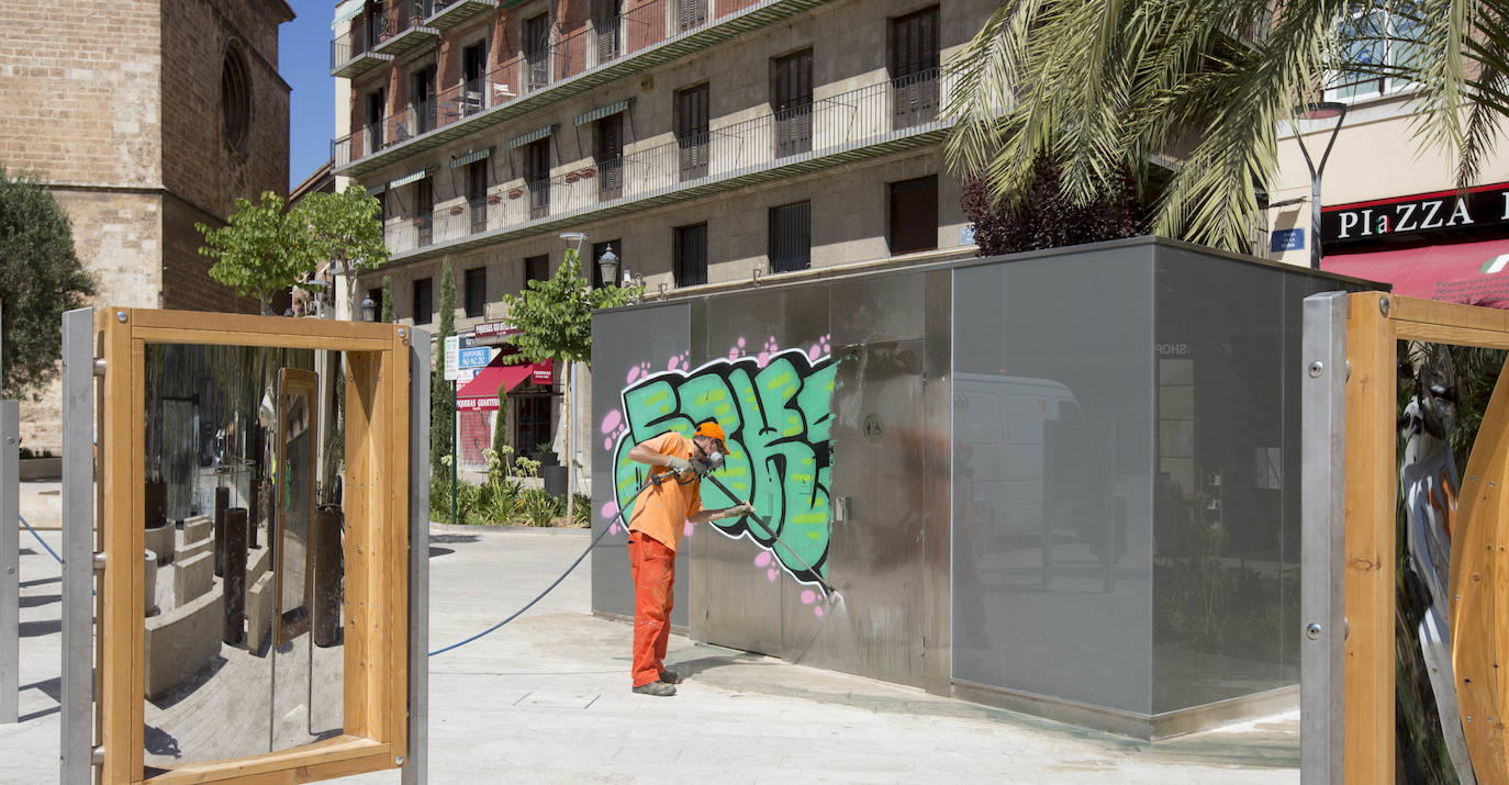 Fotos: Vandalismo en la plaza de la Reina de Valencia