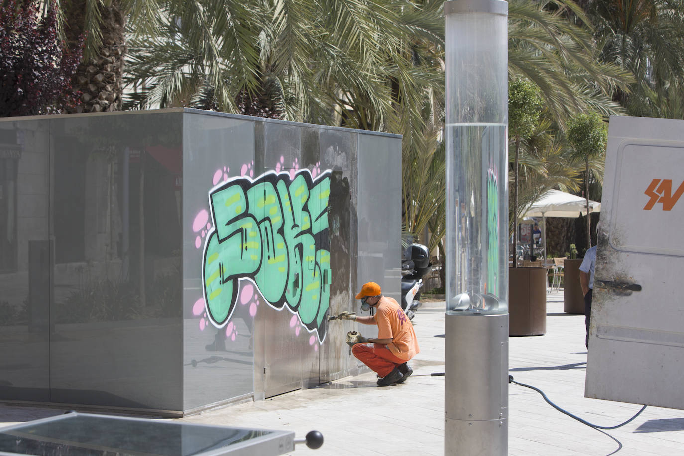 Fotos: Vandalismo en la plaza de la Reina de Valencia