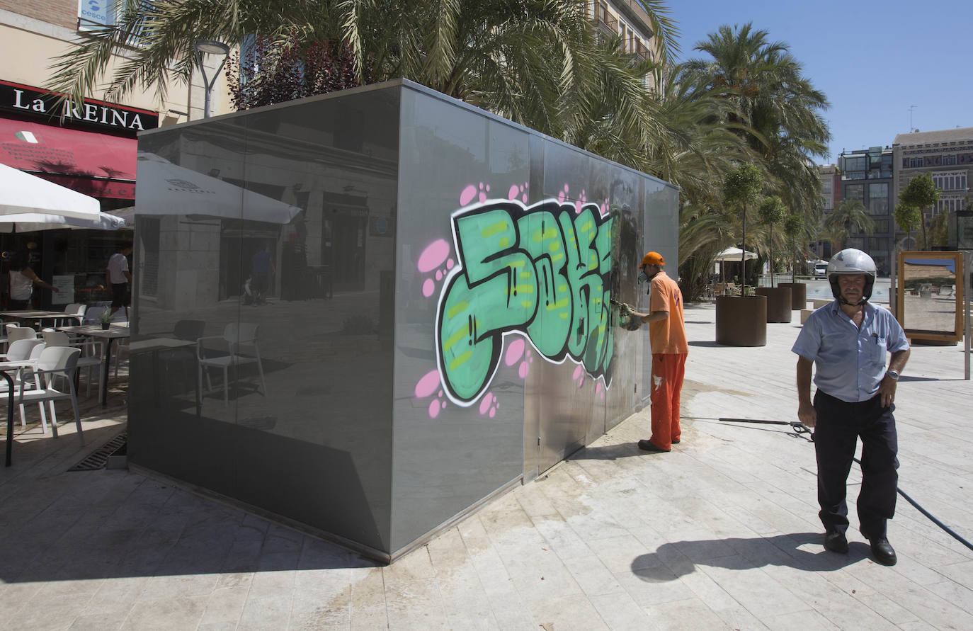 Fotos: Vandalismo en la plaza de la Reina de Valencia