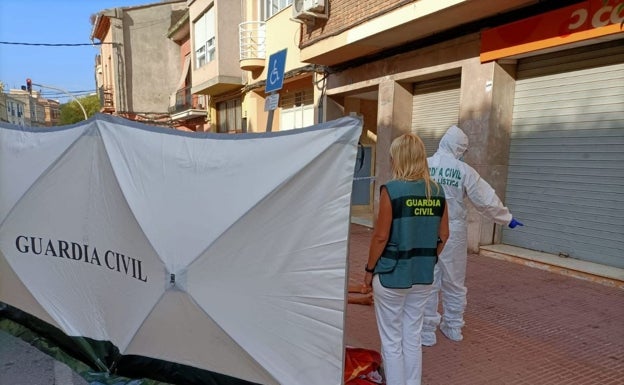 Especialistas de la Guardia Civil toman muestras en el lugar del suceso. 