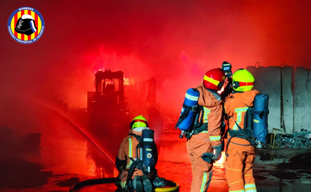 Los bomberos trabajan para sofocar las llamas en Quart de Poblet.