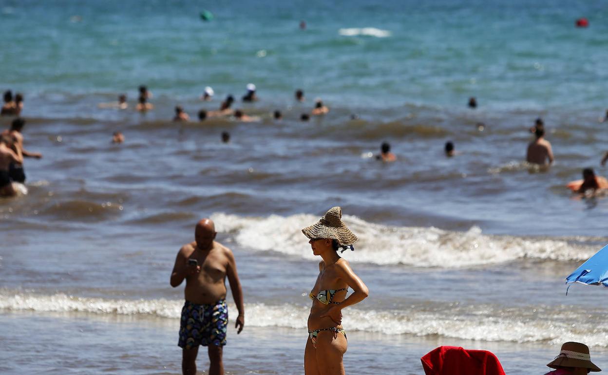 Bañistas en El Postiguet. 