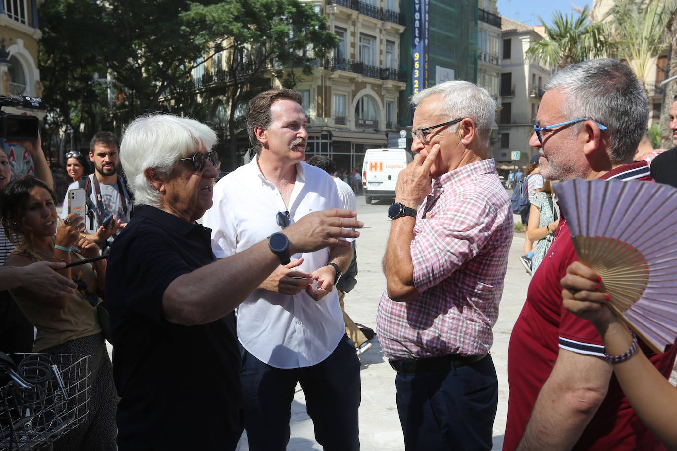 El alcalde visita por primera vez el entorno que ya ha sufrido los primeros actos vandálicos