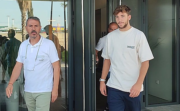 Nico González, a la salida del reconocimiento médico.