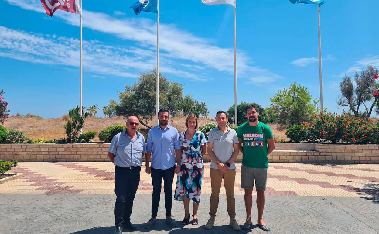 Los representantes municipales con la directora general. 