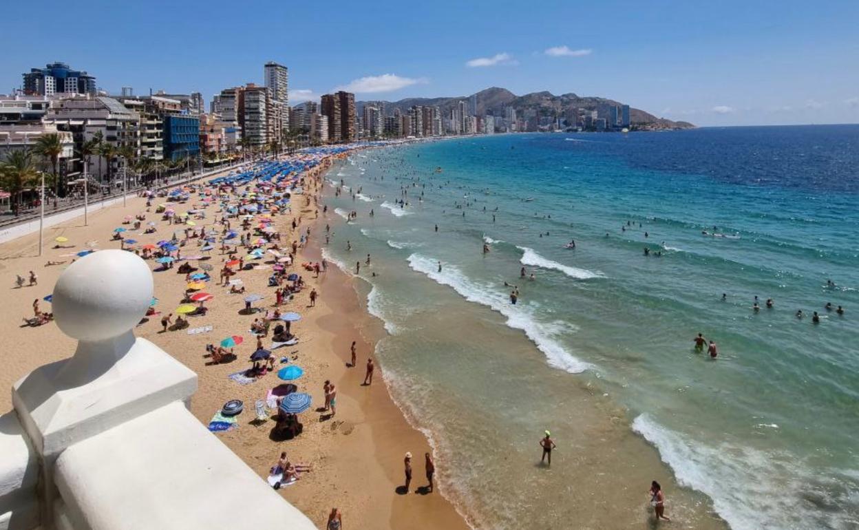 Hoteles en Benidorm: Así están los hoteles de Benidorm para el puente de agosto | El puente de agosto llega con el primer lleno en Benidorm desde 2019