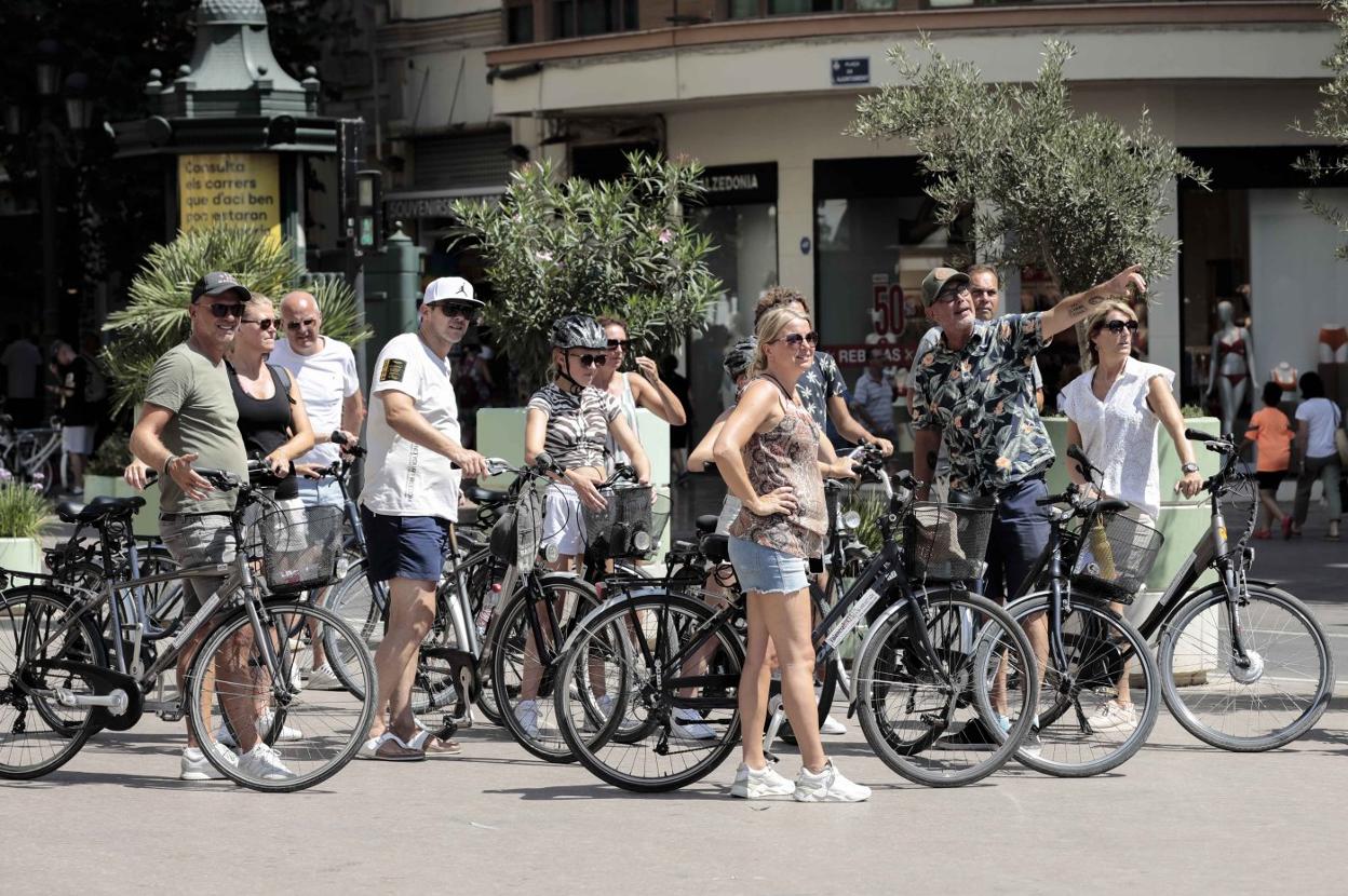 Un grupo de turistas en el centro de Valencia. 