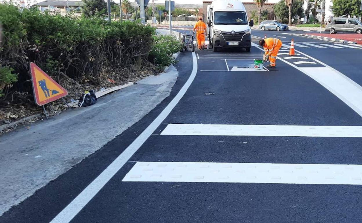 Los trabajadores pintan uno de los tramos. 