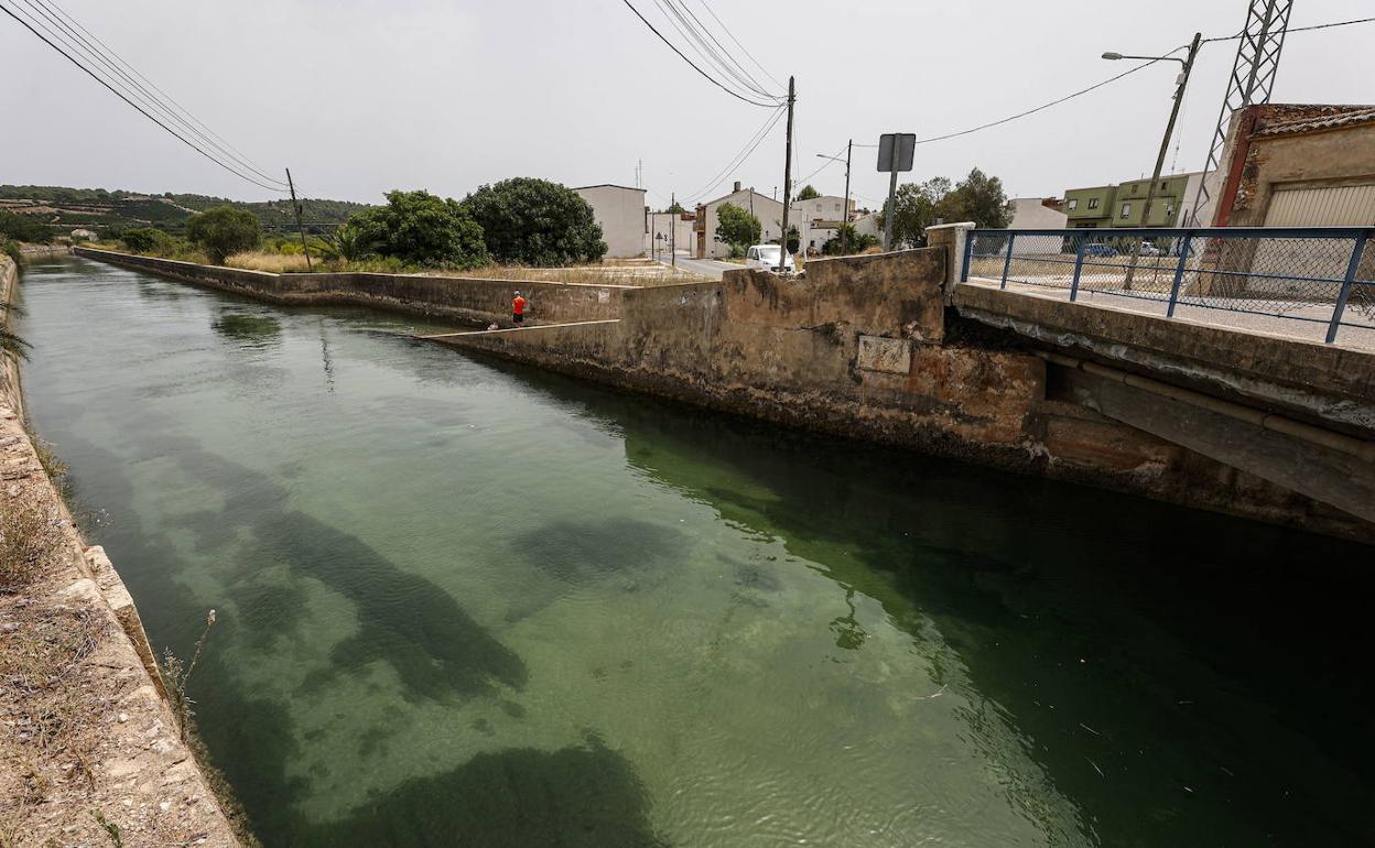 La Acequia Real del Júcar, a su paso por Gavarda. 