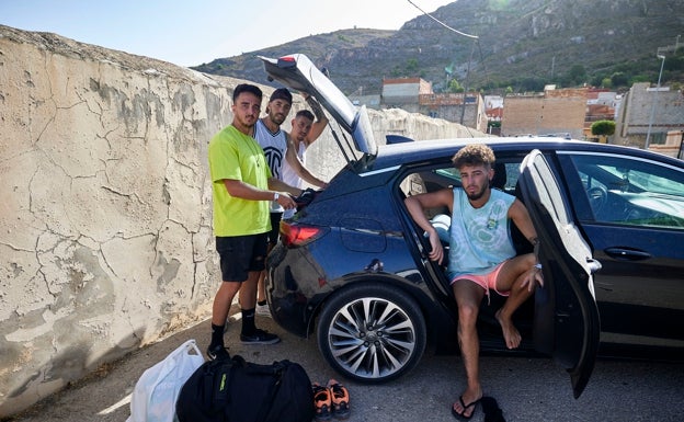 Jóvenes cargan el coche antes de volver a Badajoz. 