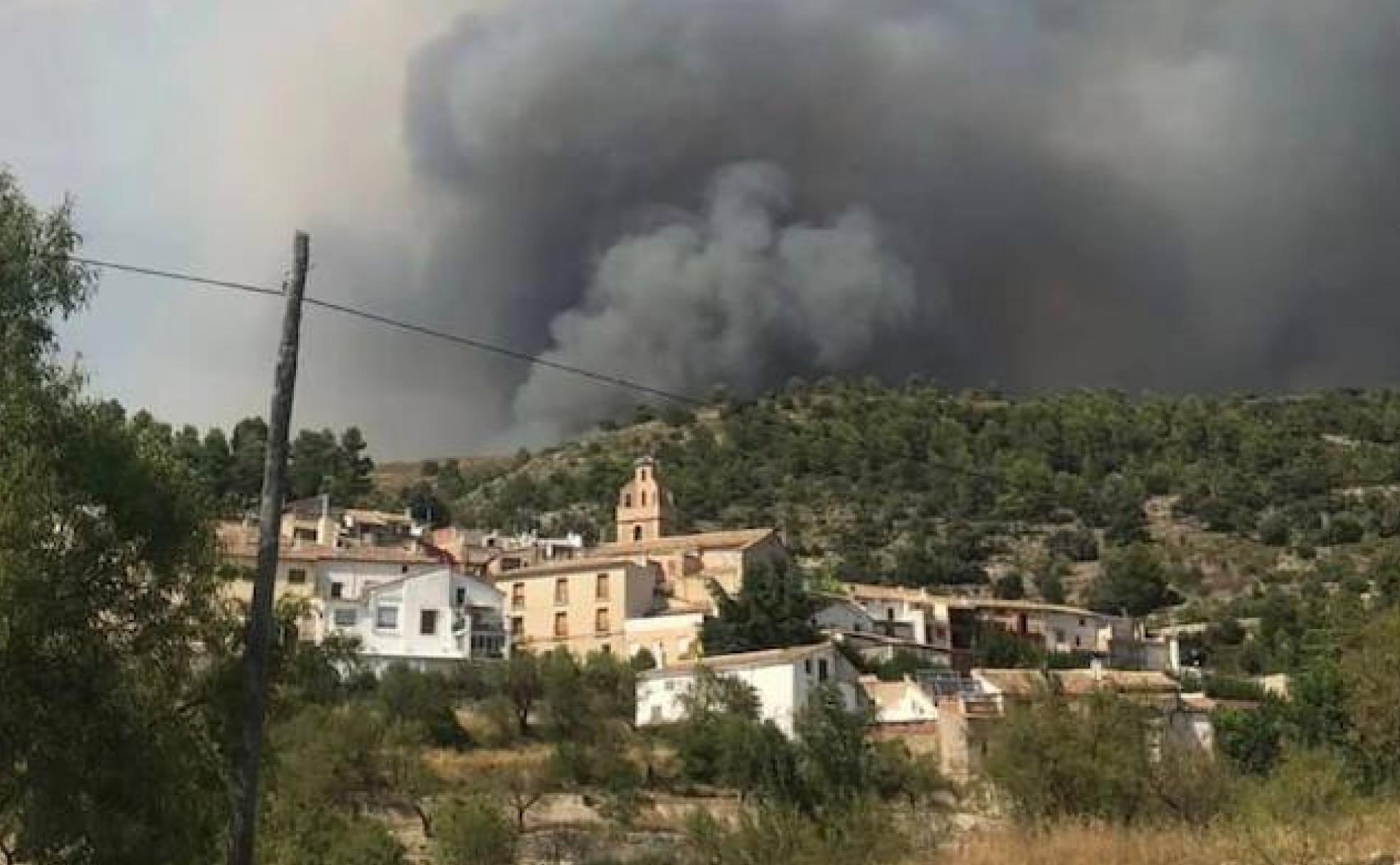 Benimassot, con el incendio sobre la sierra de Almudaina.