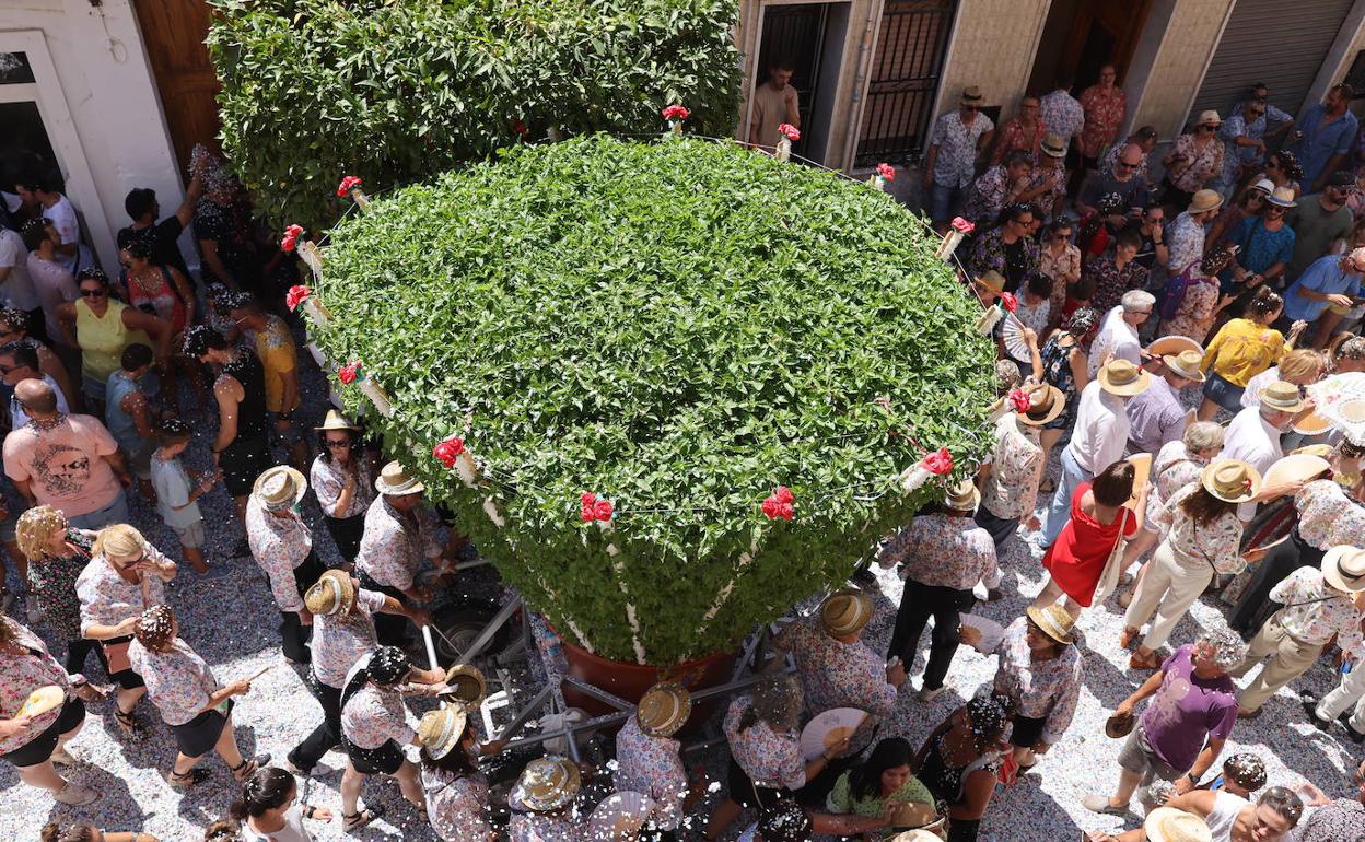 15 toneladas de confeti llenan de color la Rodà de las fiestas de Bétera