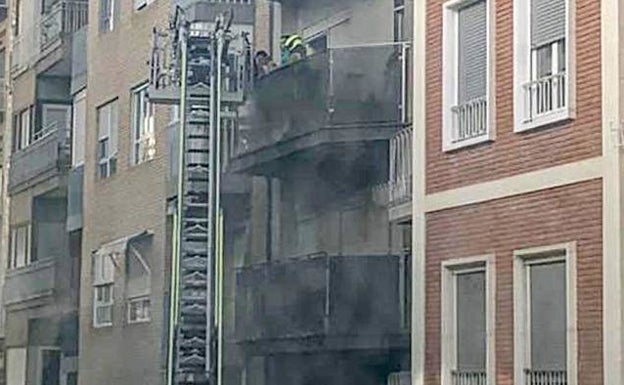 El fuego se ha propagado por gran parte del edificio. 