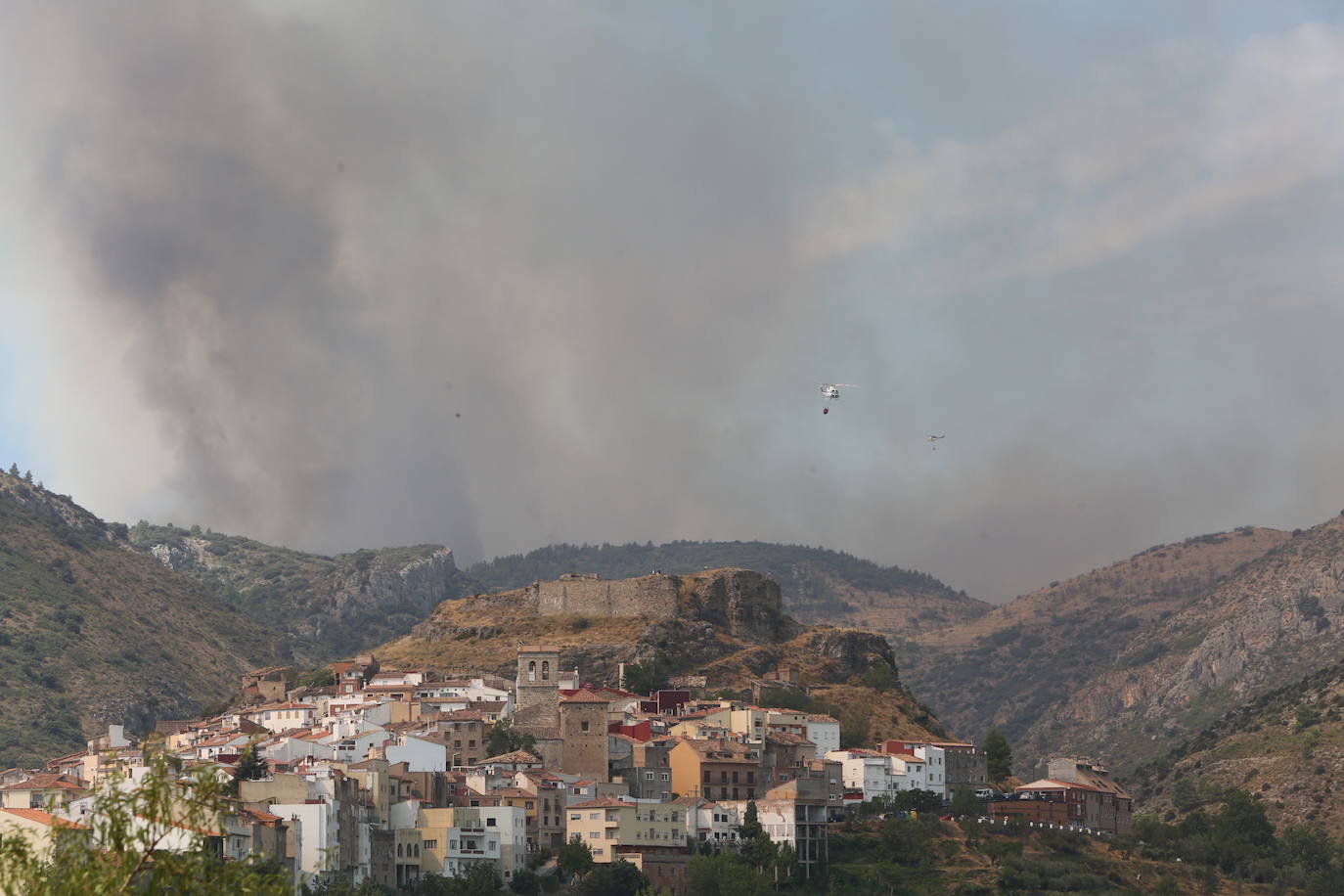 Fotos: Los bomberos siguen luchando contra el fuego en Bejís