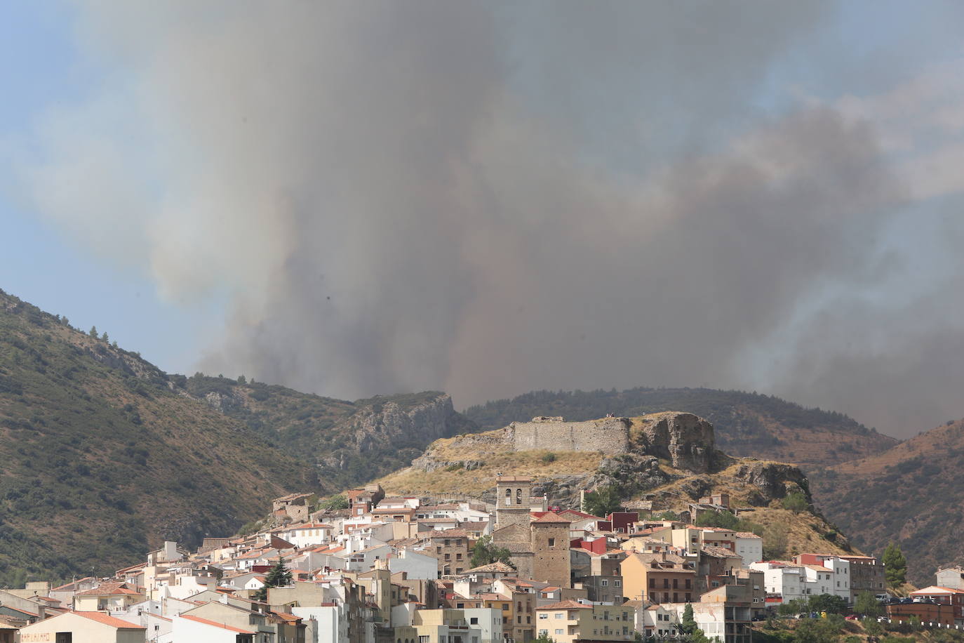 Fotos: Los bomberos siguen luchando contra el fuego en Bejís