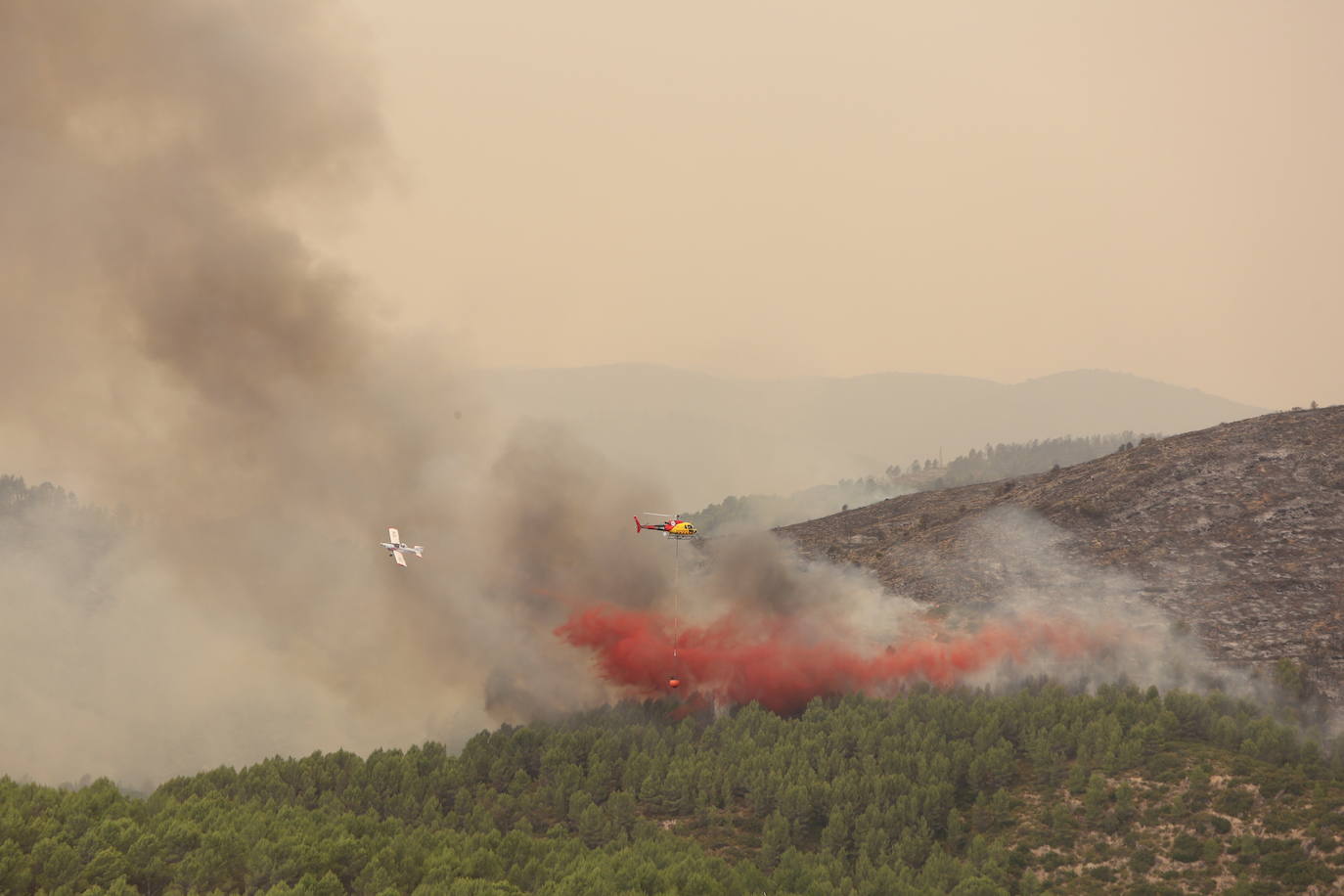 Fotos: Los bomberos siguen luchando contra el fuego en Bejís