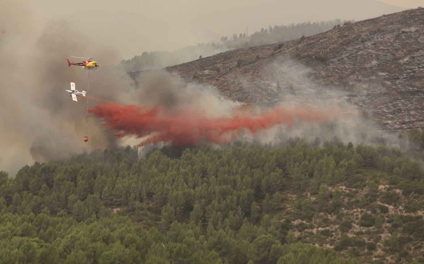 Fotos: Los bomberos siguen luchando contra el fuego en Bejís