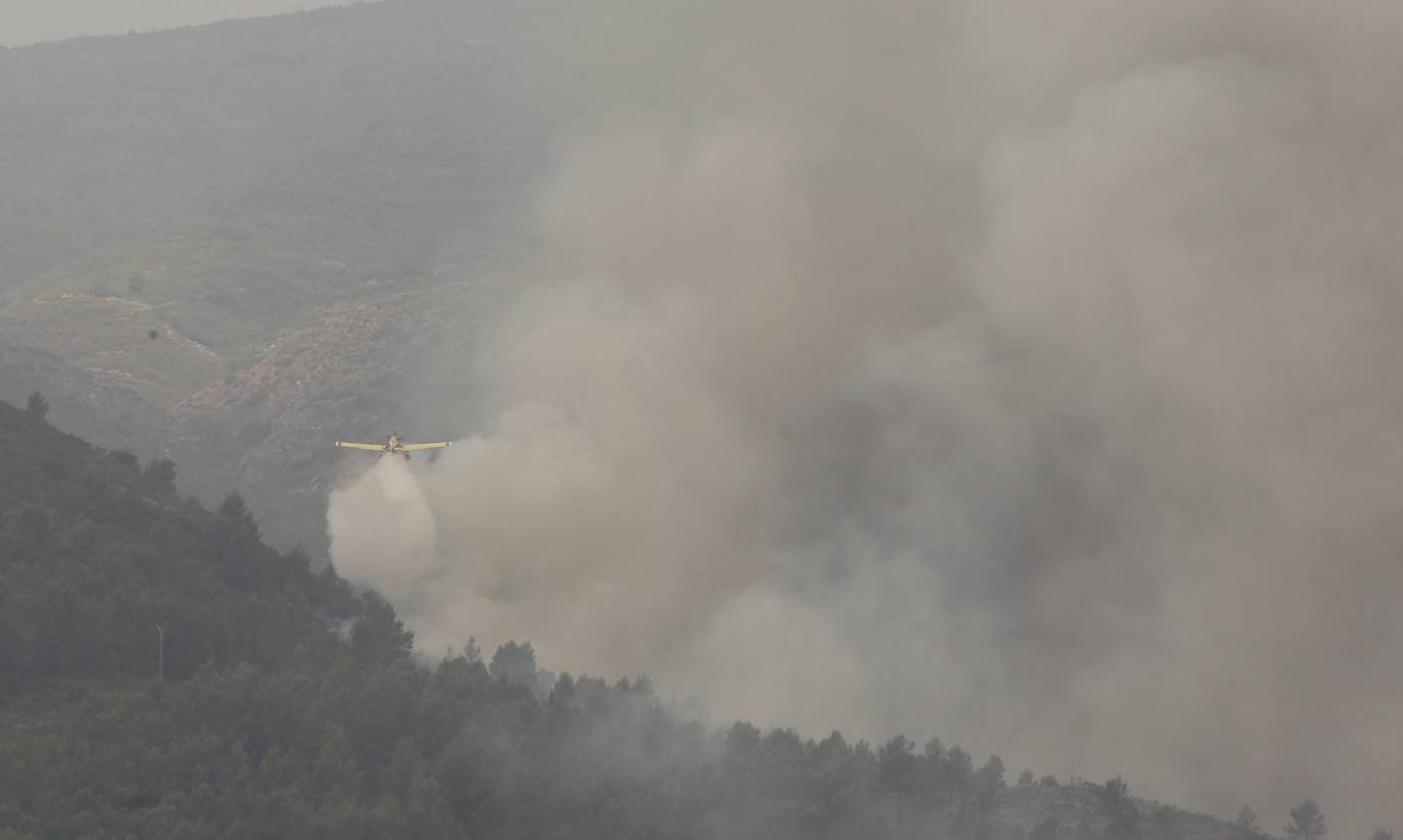 Fotos: Los bomberos siguen luchando contra el fuego en Bejís