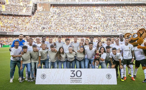 Instantánea del homenaje en Mestalla a los campeones de la Academia. 