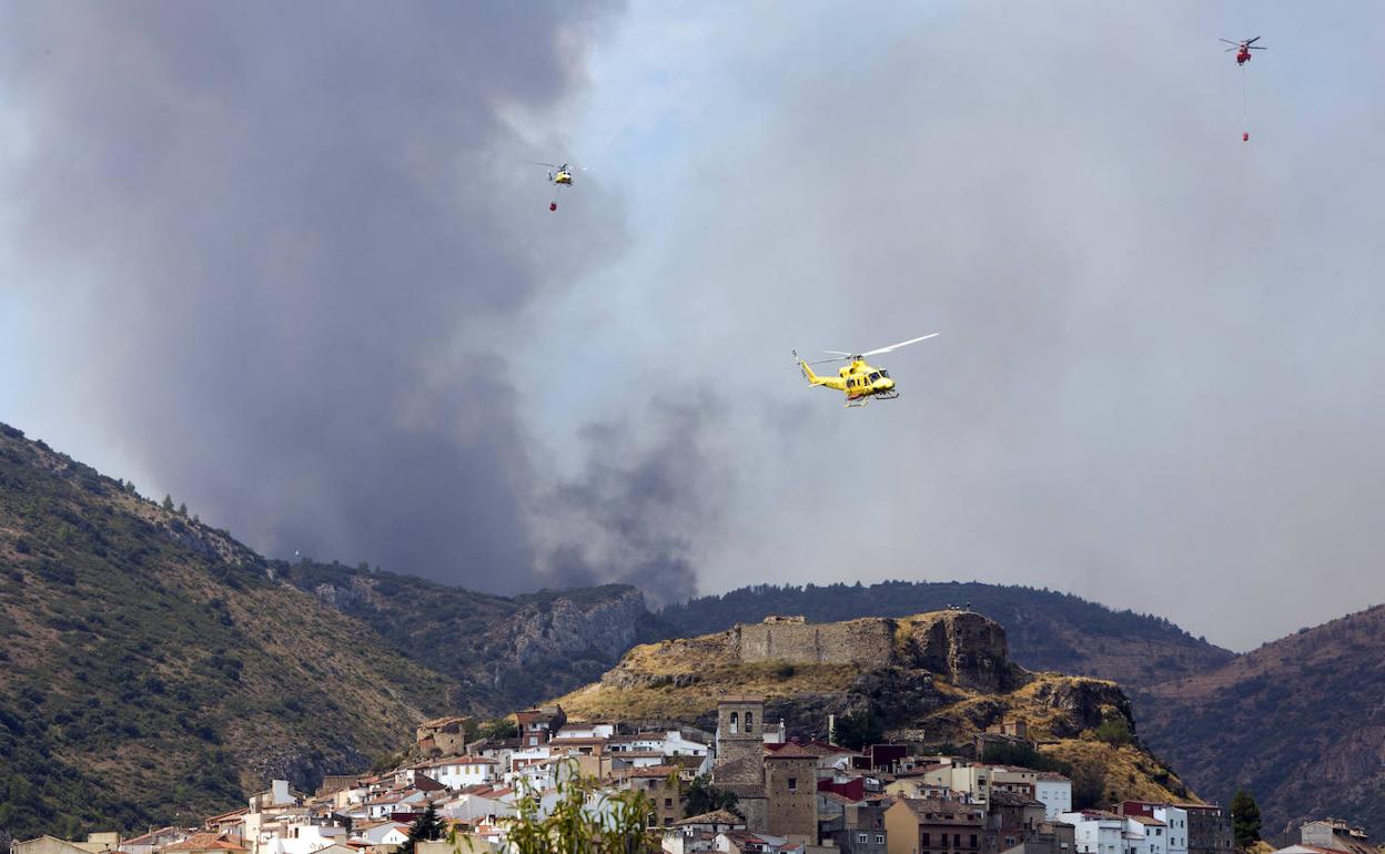 Un helicóptero sobrevuela Bejís tratando de sofocar las llamas