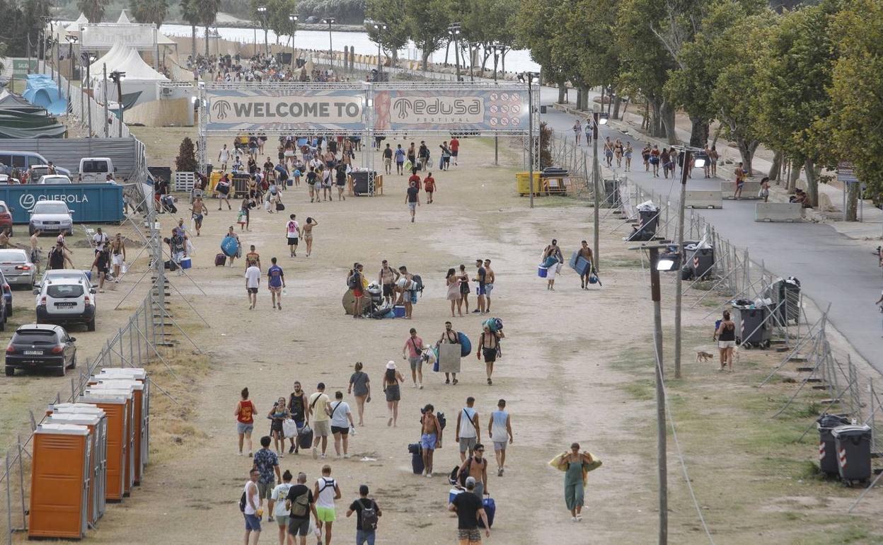 Los asistentes al Medusa abandonan el festival tras la muerte de un joven y decenas de heridos. 