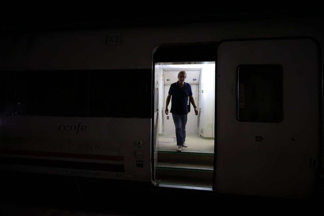 Fotos: El tren desde donde han saltado varios pasajeros ante la proximidad del incendio de Bejís