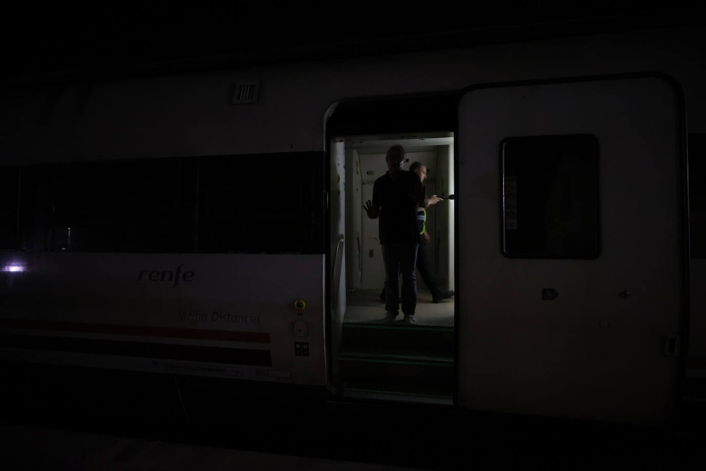 Fotos: El tren desde donde han saltado varios pasajeros ante la proximidad del incendio de Bejís